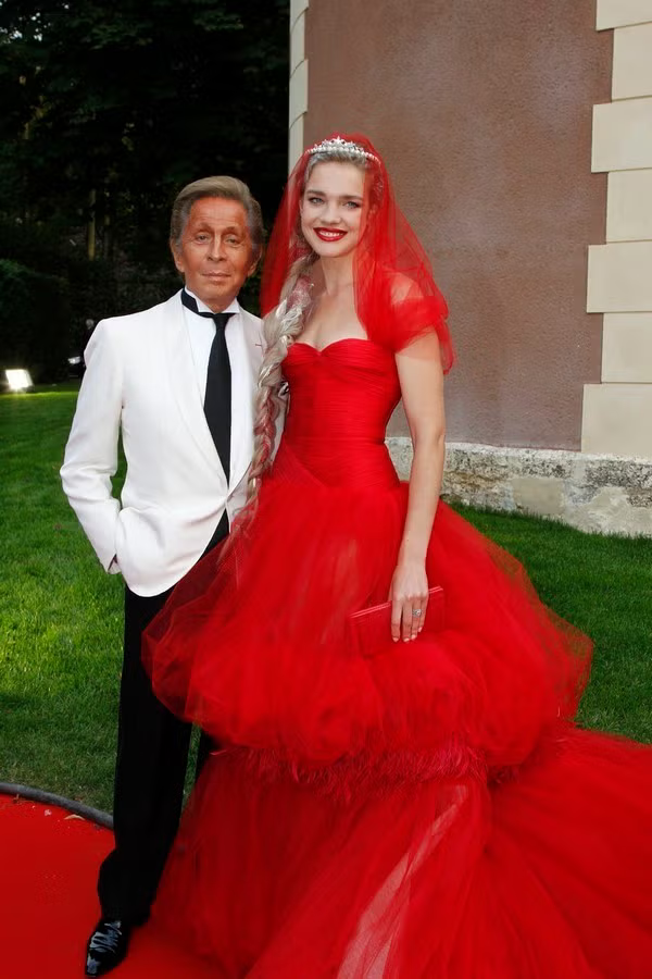 瓦伦蒂诺葬礼举行 安妮·海瑟薇哭红鼻子 瓦伦蒂诺葬礼举行 安妮·海瑟薇哭红鼻子