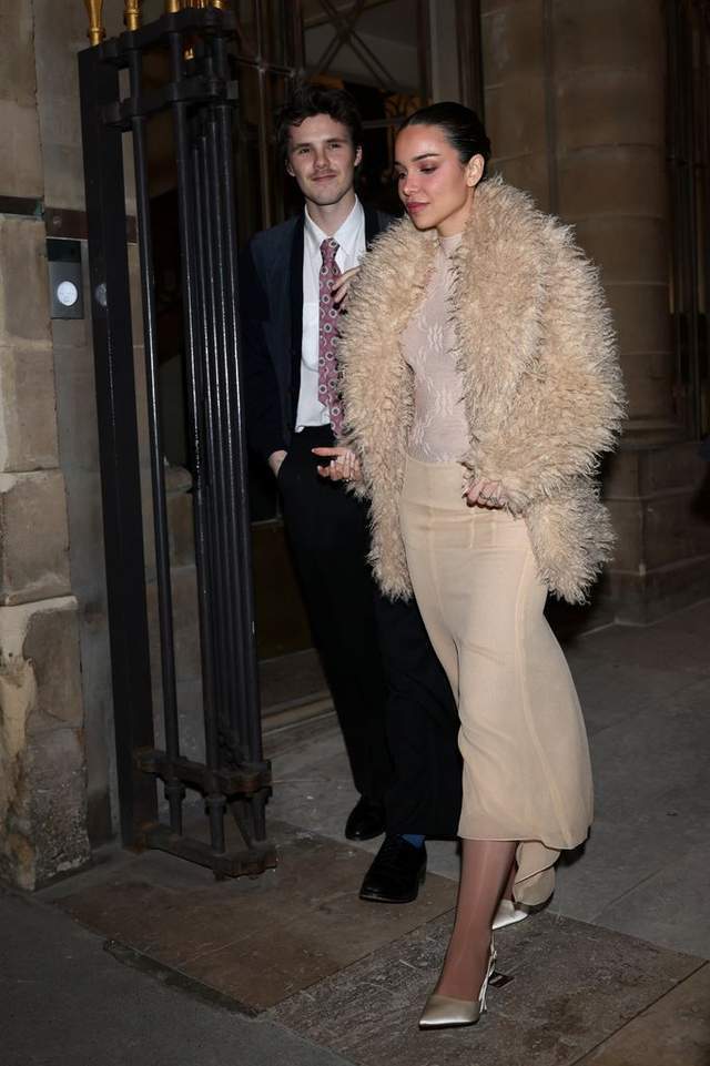 ���˺�ķȫ�ҷ粨�������࣬С�߽𷢺�ȹ�ܾ���