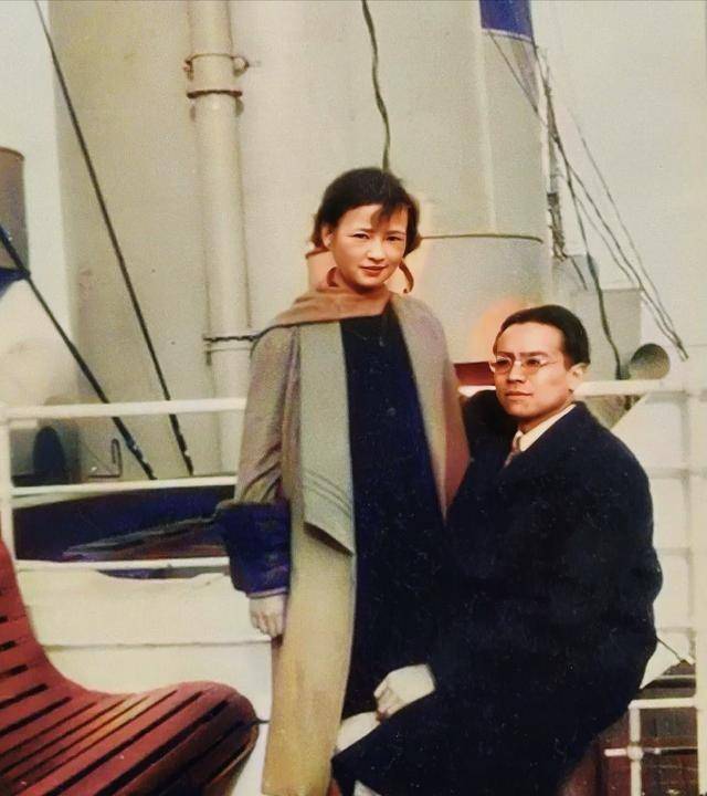 老照片：梁思成和林徽因甲板上留影