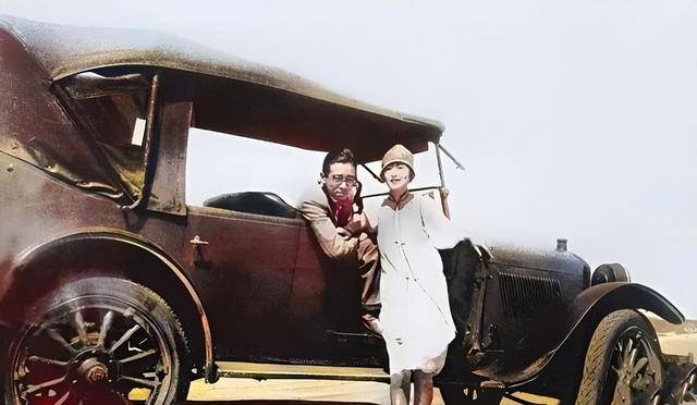 老照片：梁思成和林徽因甲板上留影