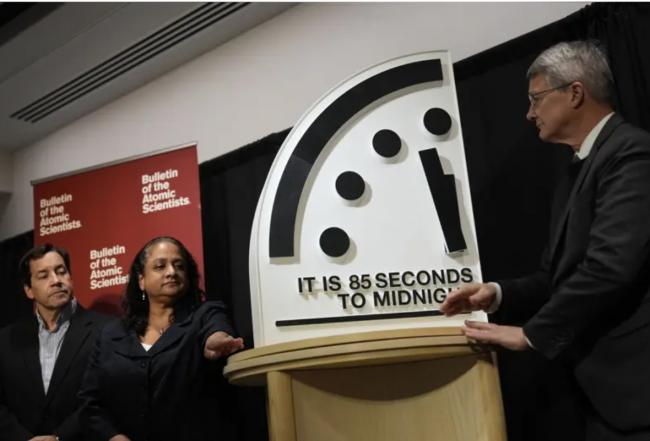 ĩ��ʱ�ӣ���������ӽ�����һ��