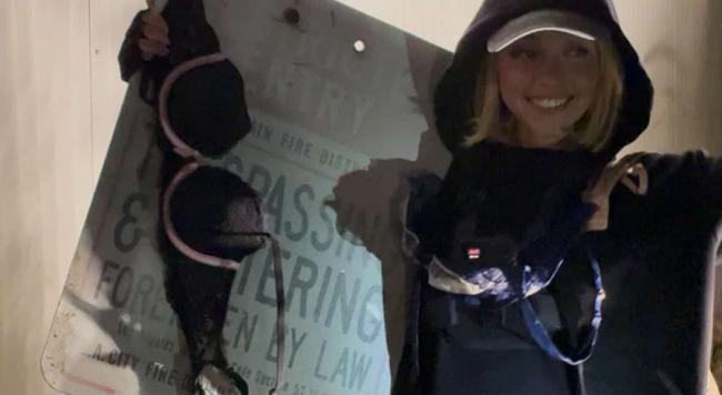 好莱坞地标挂满胸罩 美乳女星宣传不成反疑触法 好莱坞地标挂满胸罩 美乳女星宣传不成反疑触法