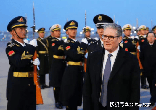 英首相“僵硬”尴尬一幕 李强把他“推过去” 英首相“僵硬”尴尬一幕 李强把他“推过去”