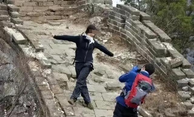 绝望:北大女博士倒挂长城2小时,目睹自己坠亡 绝望:北大女博士倒挂长城2小时,目睹自己坠亡