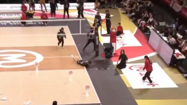 排球运动员打到人 头朝地长距离滑翔道歉