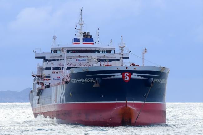 伊朗海军很菜！六艘伊朗炮艇拦不住美国油轮