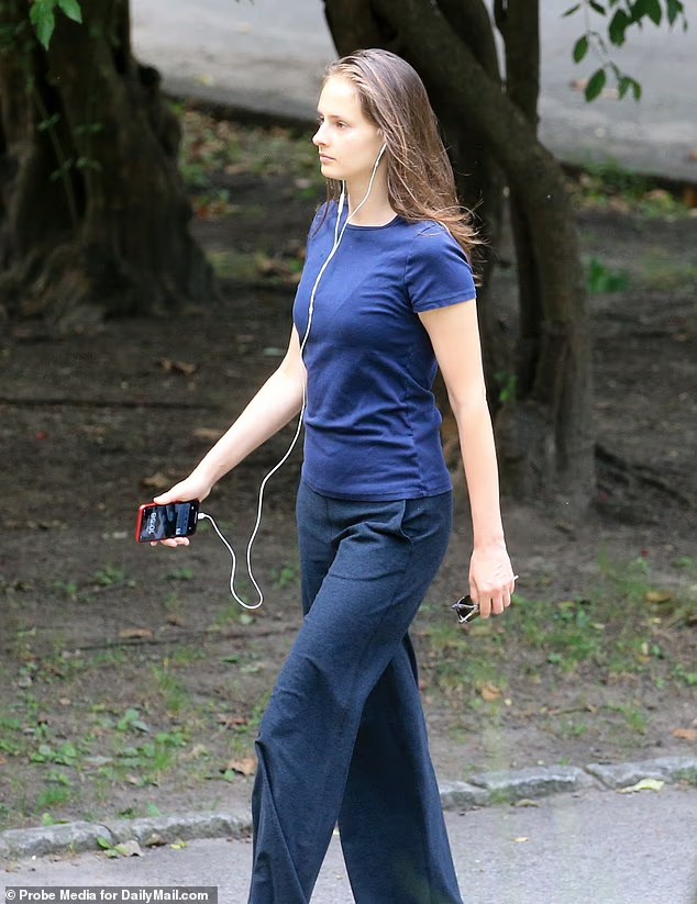 20��׶���˹Ů��ѧ���������ǰ���˹̹�������