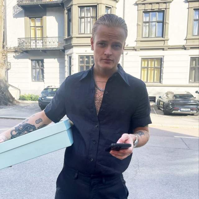 挪威王储妃长子法庭崩溃哭泣，承认私生活混乱