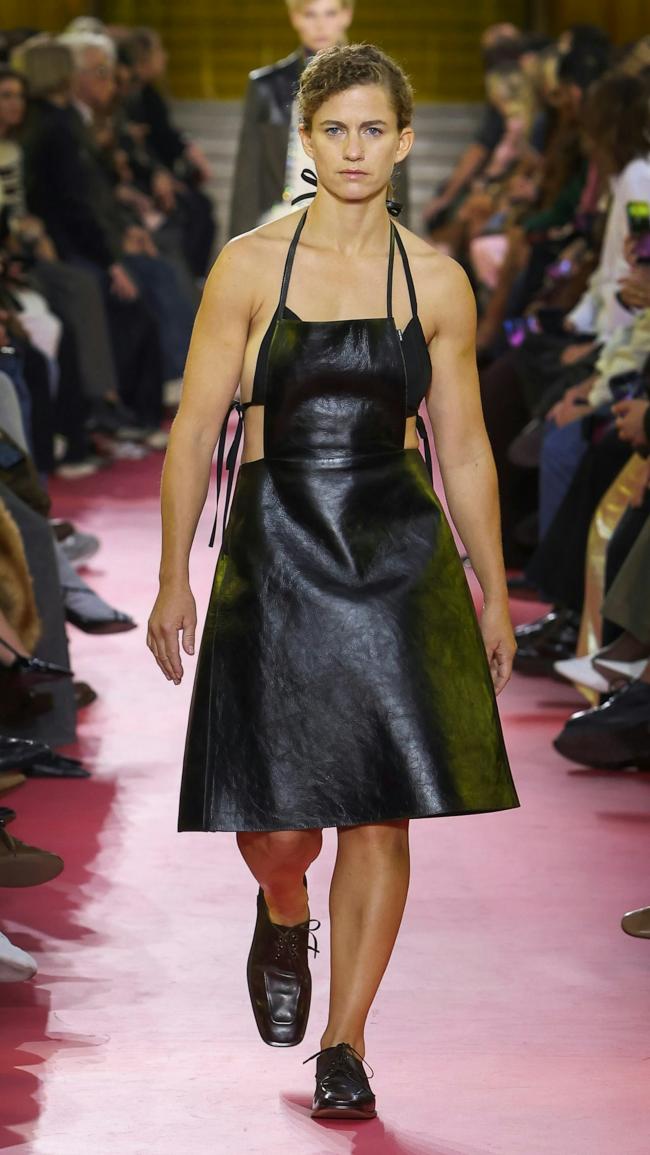 买吗？Miu Miu春夏系列推出“17万元围裙”惹议