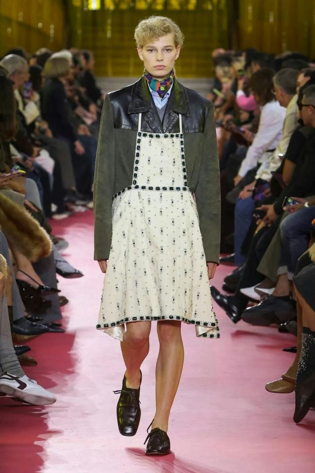 买吗？Miu Miu春夏系列推出“17万元围裙”惹议