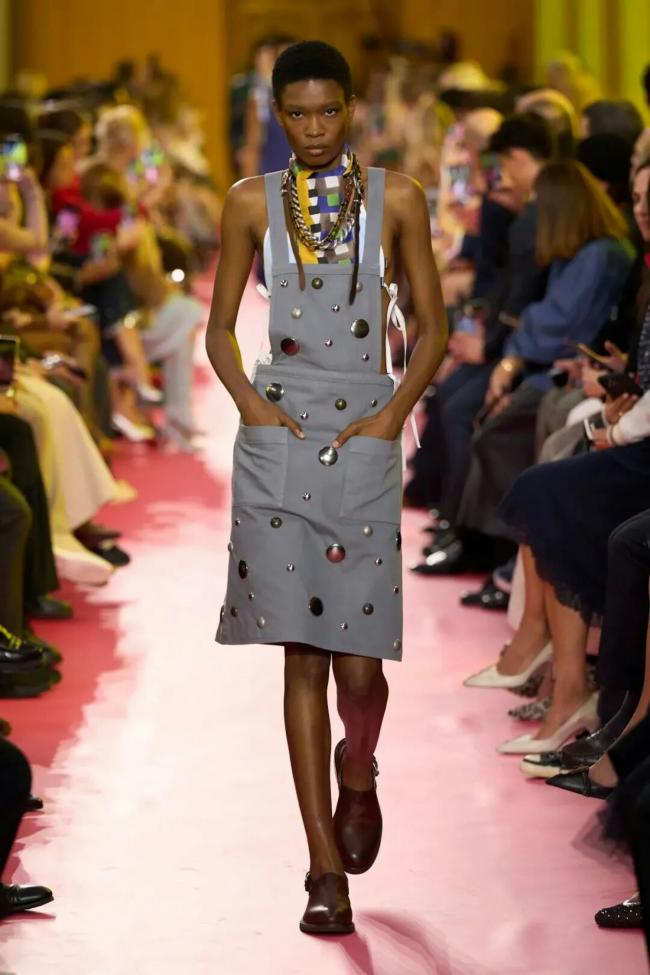 买吗？Miu Miu春夏系列推出“17万元围裙”惹议