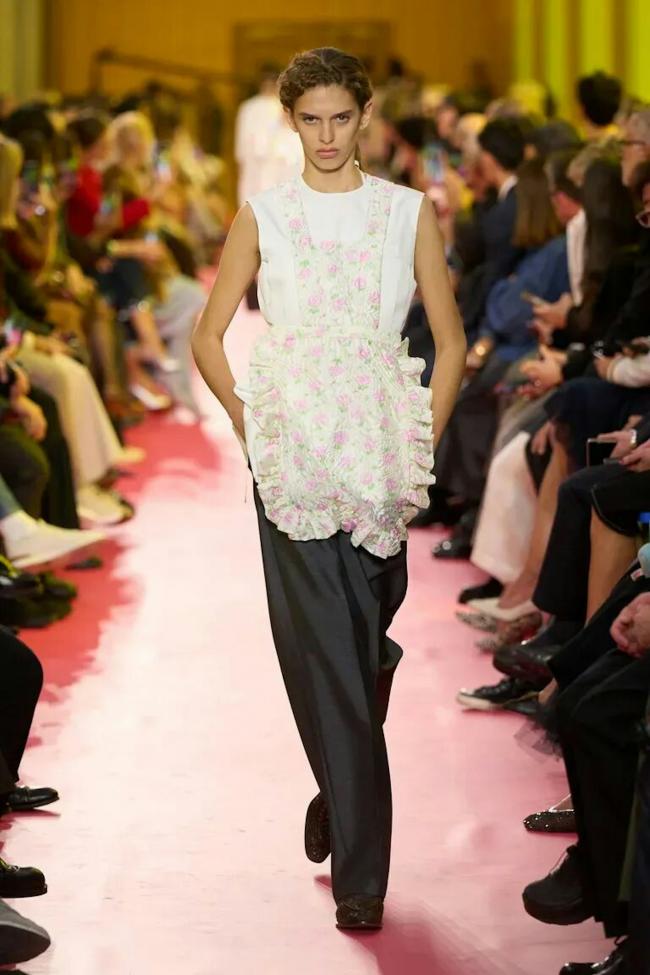 买吗？Miu Miu春夏系列推出“17万元围裙”惹议