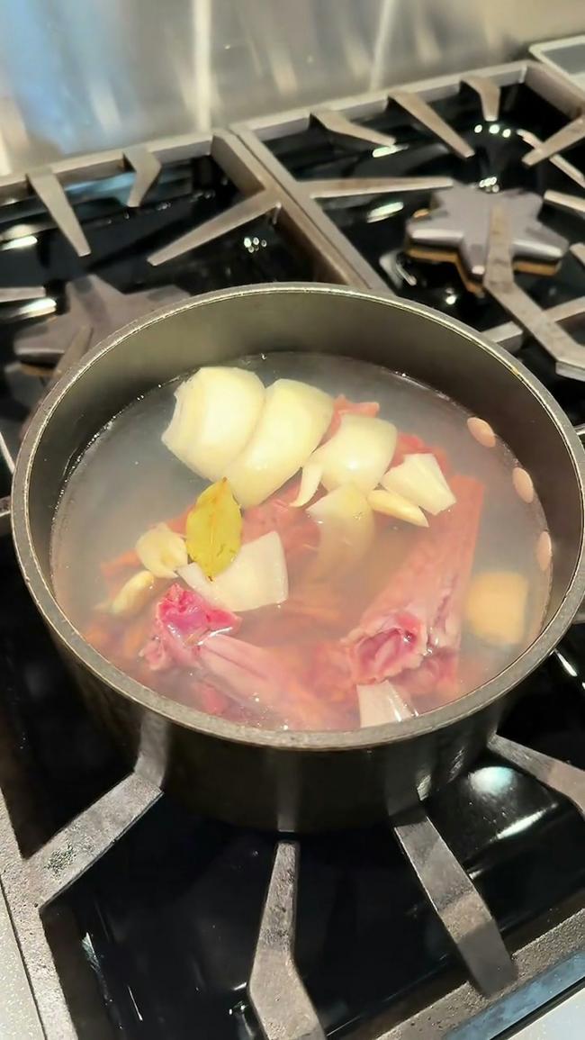 网民震惊：网红捡来假死蜥蜴 做Taco食用