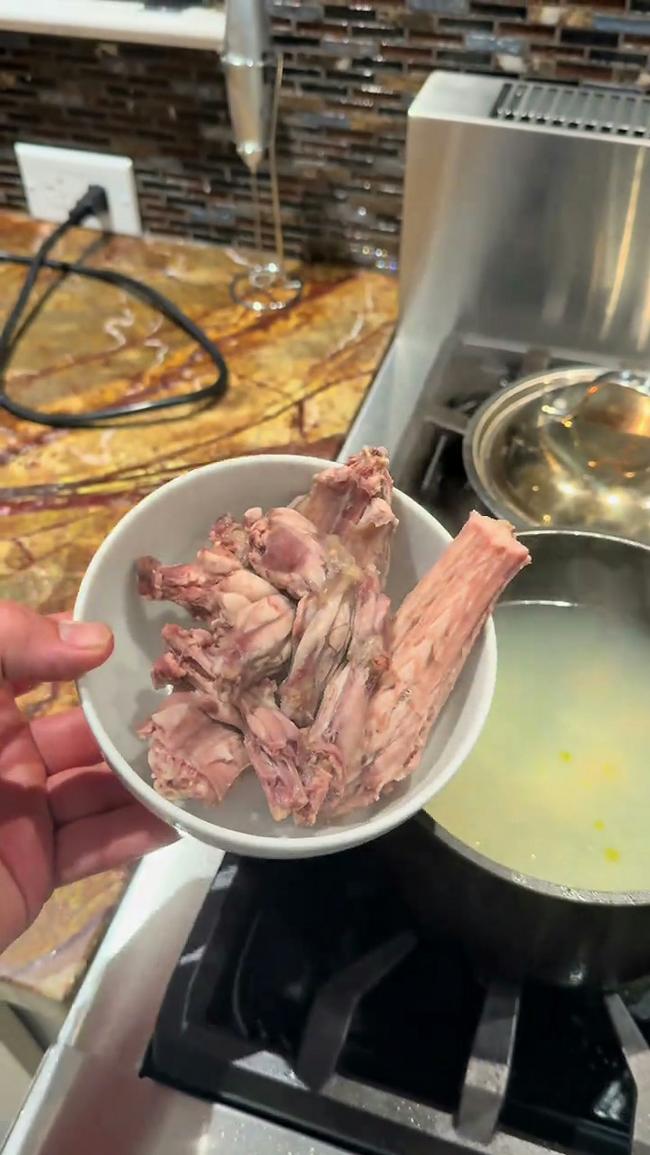 网民震惊：网红捡来假死蜥蜴 做Taco食用