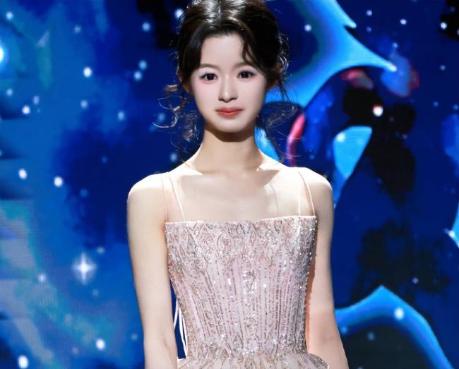 昔日当红流量小花，参加微博之夜，全程没镜头