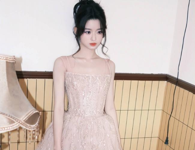 昔日当红流量小花，参加微博之夜，全程没镜头