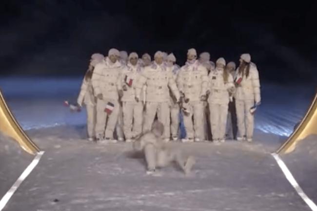 当着全球观众面摔倒 法运动员冬奥开幕式出糗