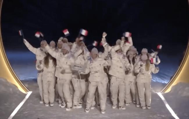 当着全球观众面摔倒 法运动员冬奥开幕式出糗