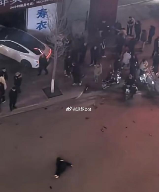 ɽ��С��SU7ʧ�س�����µ� ��һѧ����ײ����