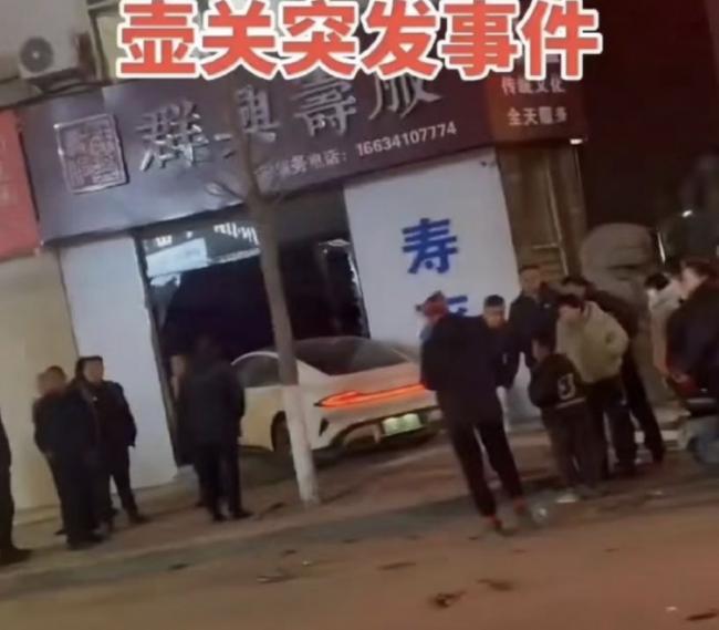 ɽ��С��SU7ʧ�س�����µ� ��һѧ����ײ����