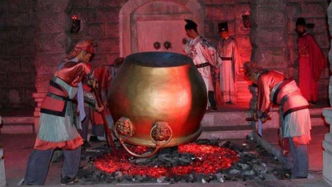 一招“铜缸活烤皇叔” 明朝皇帝让宗室全跪