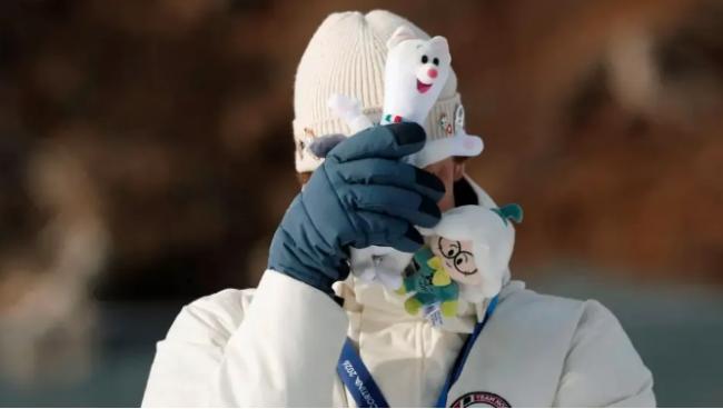 冬奥名将拿铜牌对全球直播：对不起 我出轨了…