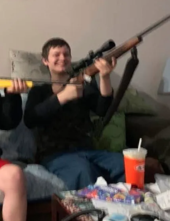 加拿大校园枪击案 疑18岁“变性”枪手身份曝光