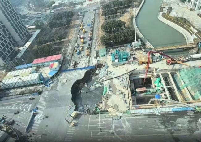 天坑“黑洞式吞噬”路面设施 上海恐怖影片曝光