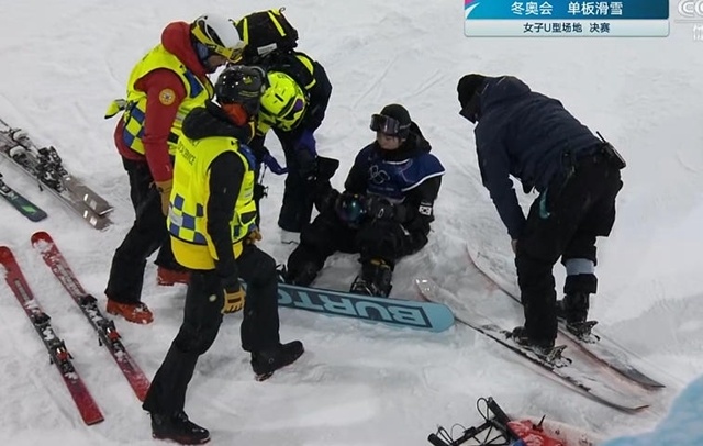 两次重摔到绝杀夺金!17岁少女创冬奥历史 两次重摔到绝杀夺金!17岁少女创冬奥历史