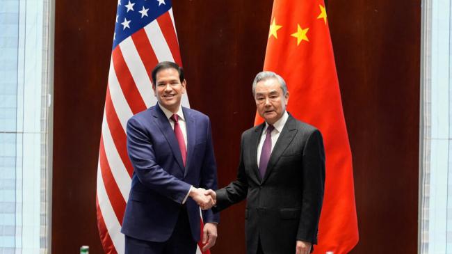 与被北京制裁的他见面，王毅神情严肃