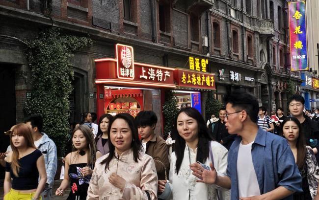 美航班降落上海 游客不倒时差专做这事儿