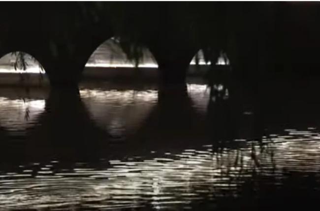 中共官员疯了般撞门:我交代,别打我妈 中共官员疯了般撞门:我交代,别打我妈