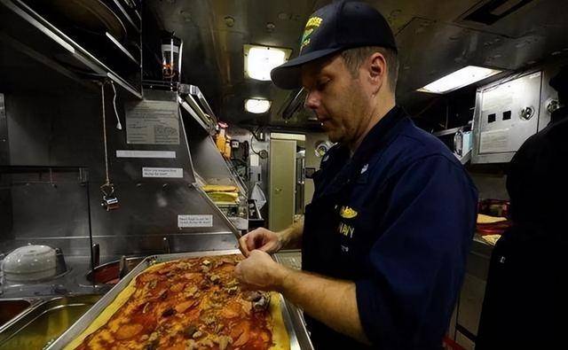 在潜艇里做饭有多难,剁根排骨都有生命危险 在潜艇里做饭有多难,剁根排骨都有生命危险