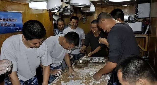 在潜艇里做饭有多难,剁根排骨都有生命危险 在潜艇里做饭有多难,剁根排骨都有生命危险