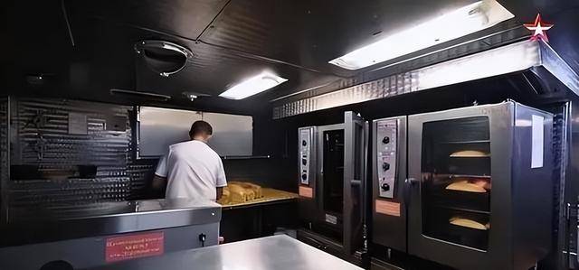 在潜艇里做饭有多难,剁根排骨都有生命危险 在潜艇里做饭有多难,剁根排骨都有生命危险