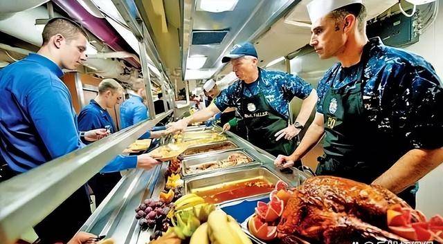 在潜艇里做饭有多难,剁根排骨都有生命危险 在潜艇里做饭有多难,剁根排骨都有生命危险