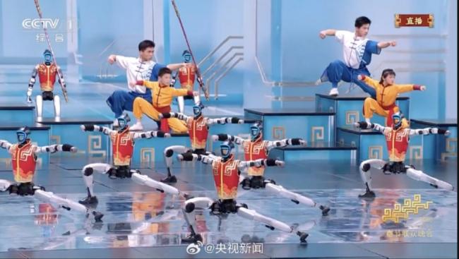 美专家紧盯！春晚惊人一幕，中国未来战略展示