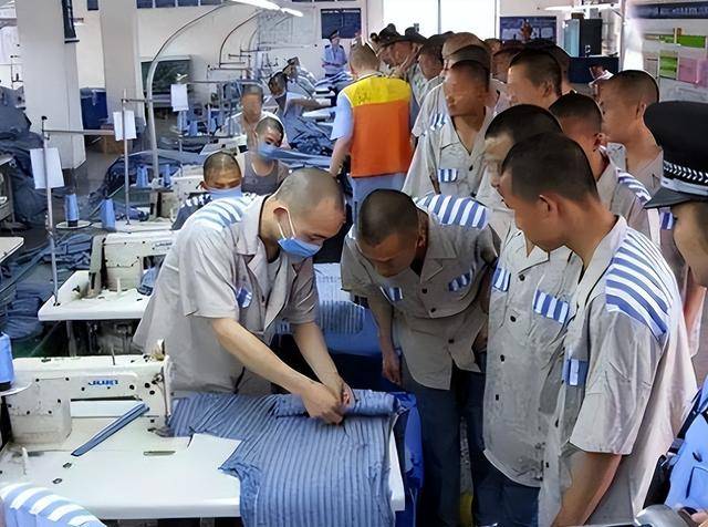 日踩8小时缝纫机，监狱工资多少？数字令人震惊
