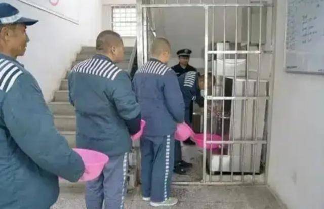 日踩8小时缝纫机，监狱工资多少？数字令人震惊