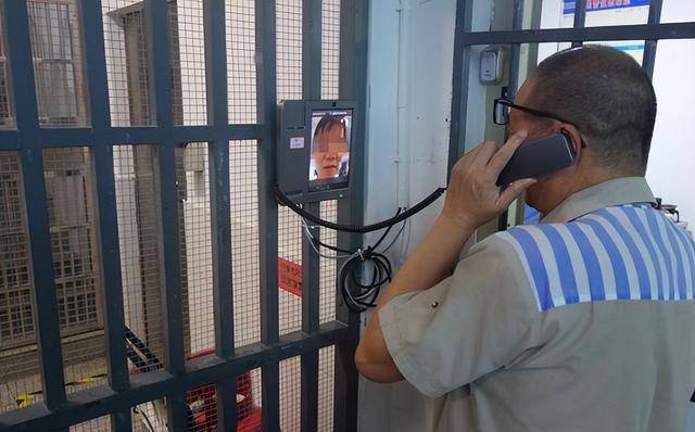 日踩8小时缝纫机，监狱工资多少？数字令人震惊