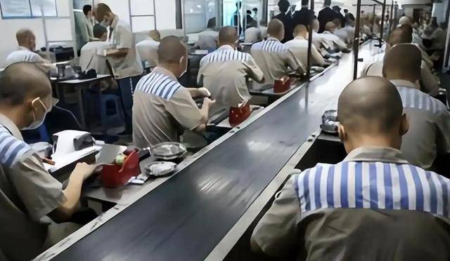 日踩8小时缝纫机，监狱工资多少？数字令人震惊