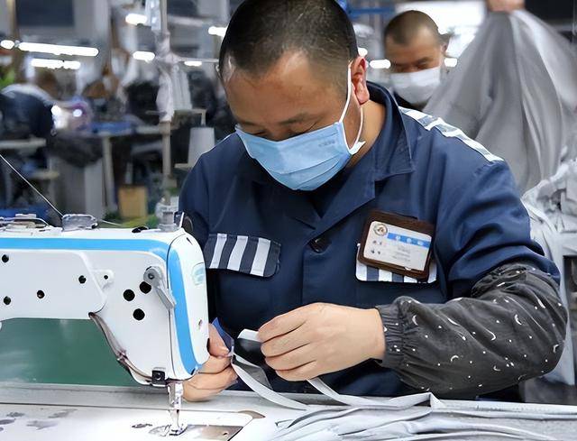 日踩8小时缝纫机，监狱工资多少？数字令人震惊