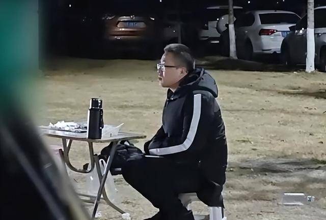 日踩8小时缝纫机，监狱工资多少？数字令人震惊