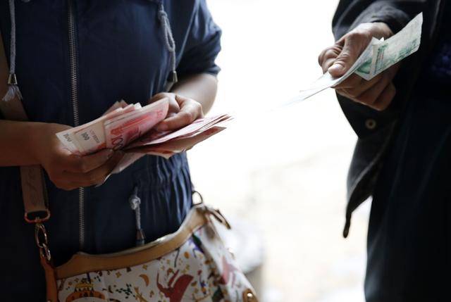 日踩8小时缝纫机，监狱工资多少？数字令人震惊