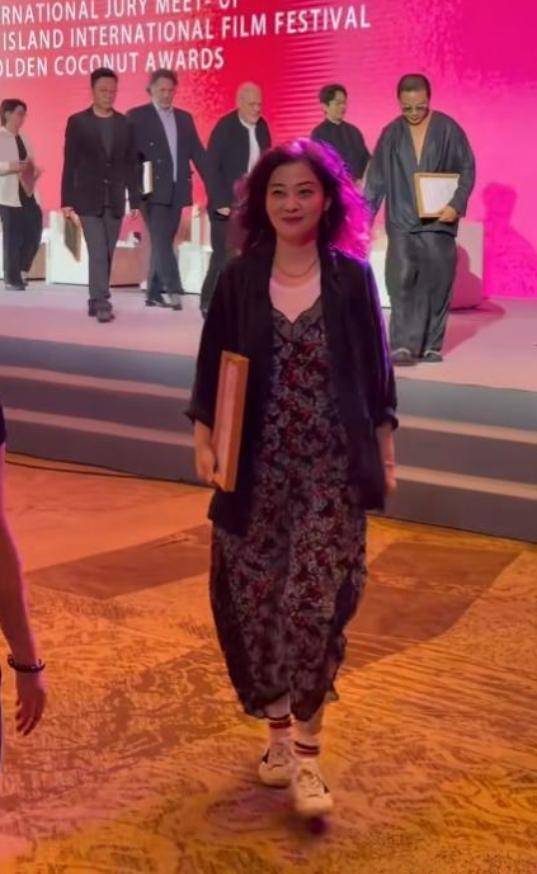 路边照上热搜:50岁梅婷视觉年龄63岁 网喊心酸 路边照上热搜:50岁梅婷视觉年龄63岁 网喊心酸