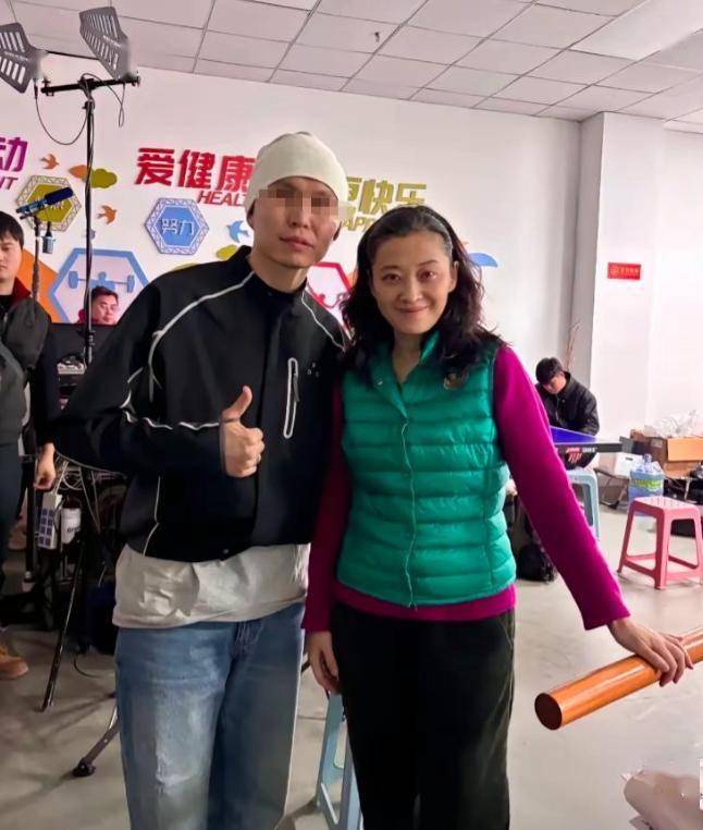 路边照上热搜:50岁梅婷视觉年龄63岁 网喊心酸 路边照上热搜:50岁梅婷视觉年龄63岁 网喊心酸