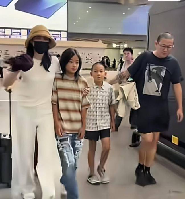 路边照上热搜:50岁梅婷视觉年龄63岁 网喊心酸 路边照上热搜:50岁梅婷视觉年龄63岁 网喊心酸