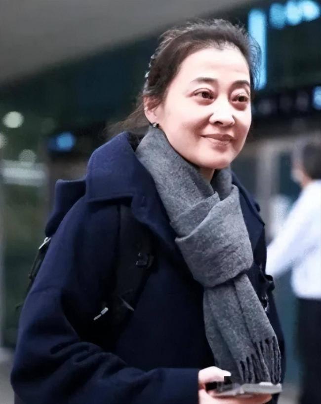 路边照上热搜:50岁梅婷视觉年龄63岁 网喊心酸 路边照上热搜:50岁梅婷视觉年龄63岁 网喊心酸