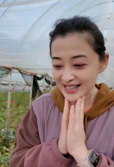 路边照上热搜:50岁梅婷视觉年龄63岁 网喊心酸 路边照上热搜:50岁梅婷视觉年龄63岁 网喊心酸