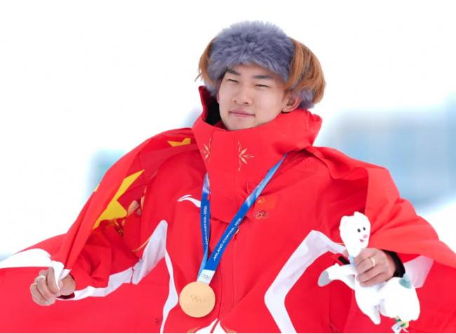 中国冬奥赛场成绩低迷 场外“赢麻了”? 中国冬奥赛场成绩低迷 场外“赢麻了”?